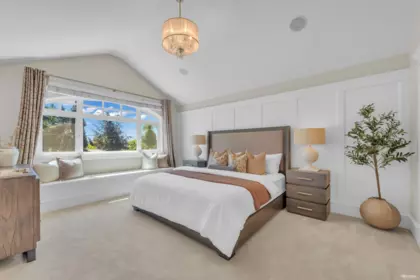 Entry Foyer Photo of 2213 Jefferson Avenue, West Vancouver, BC
