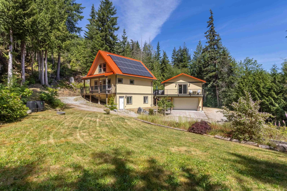 Family Room Photo of 5823 Leaning Tree Road, Halfmoon Bay, BC