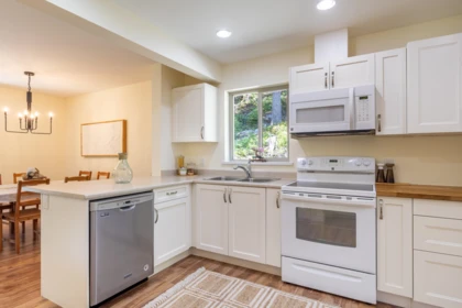 Kitchen Island Photo of 5823 Leaning Tree Road, Halfmoon Bay, BC