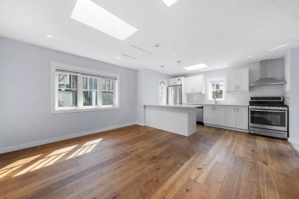Living Room Photo of 339 E 41st Avenue, Vancouver, BC