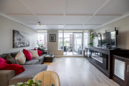 Breakfast Nook Photo of 204 15152 Russell Avenue, White Rock, BC