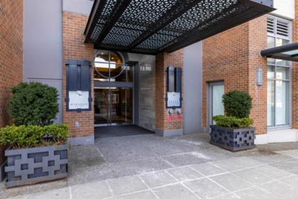 204 15152 Russell Avenue, White Rock, BC, White Rock — Apartment/Condo for sale