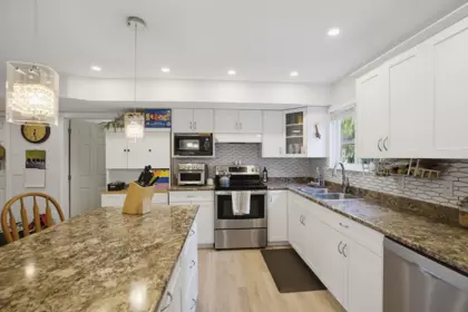 Kitchen Island Photo of 24052 Mcclure Drive, Maple Ridge, BC