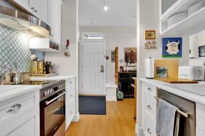 Kitchen Island Photo of 980 W 16th Avenue, Vancouver, BC