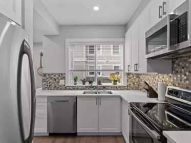 Kitchen Island Photo of 17 2422 Hawthorne Avenue, Port Coquitlam, BC