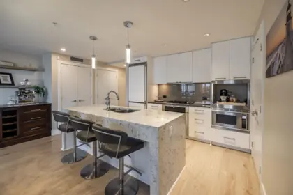204 15152 Russell Avenue, White Rock, BC, White Rock — Apartment/Condo for sale