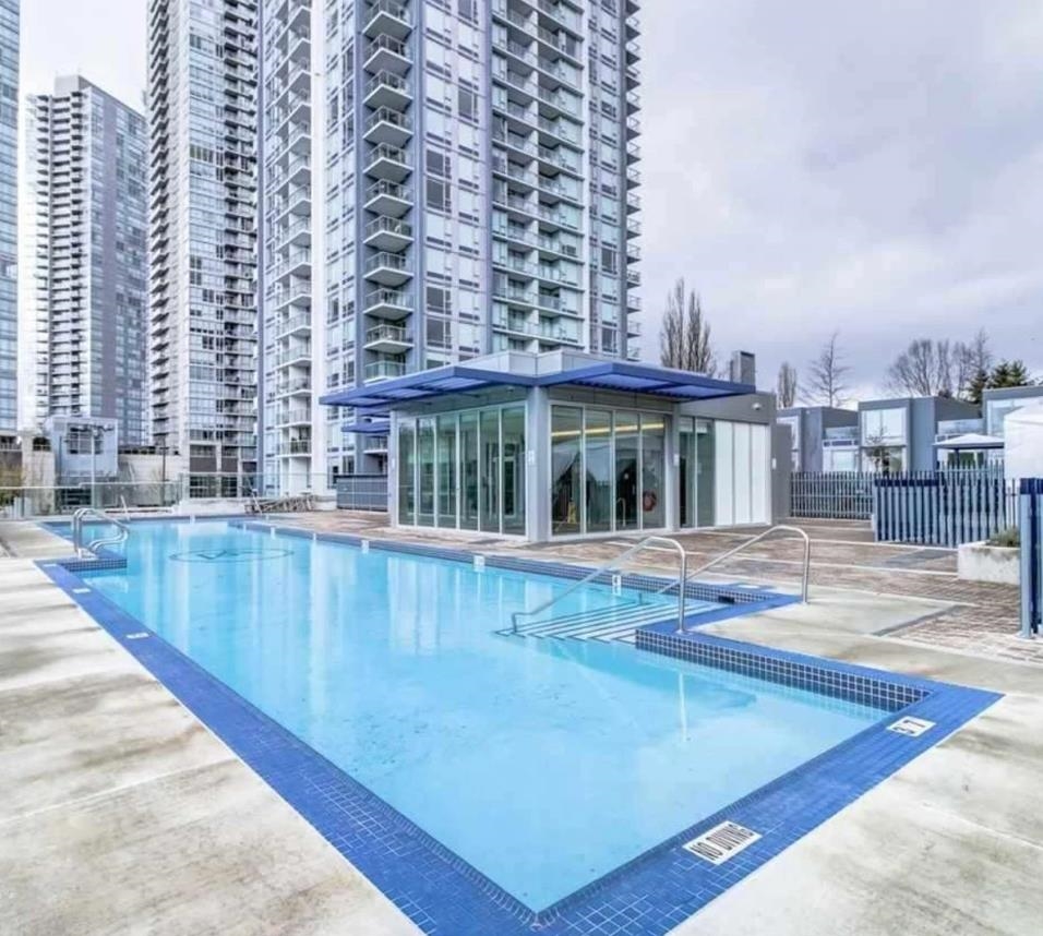 Kitchen Island Photo of 1015 13696 100 Avenue, Surrey, BC