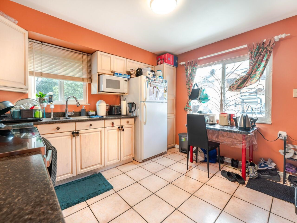 Kitchen Island Photo of 2216 E 41st Avenue, Vancouver, BC