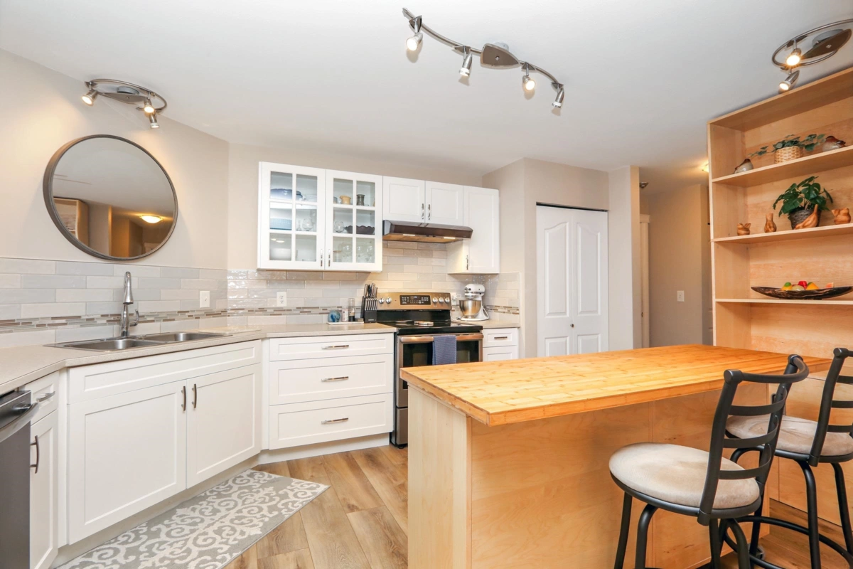Dining Area Photo of 208 45660 Knight Road, Chilliwack, BC