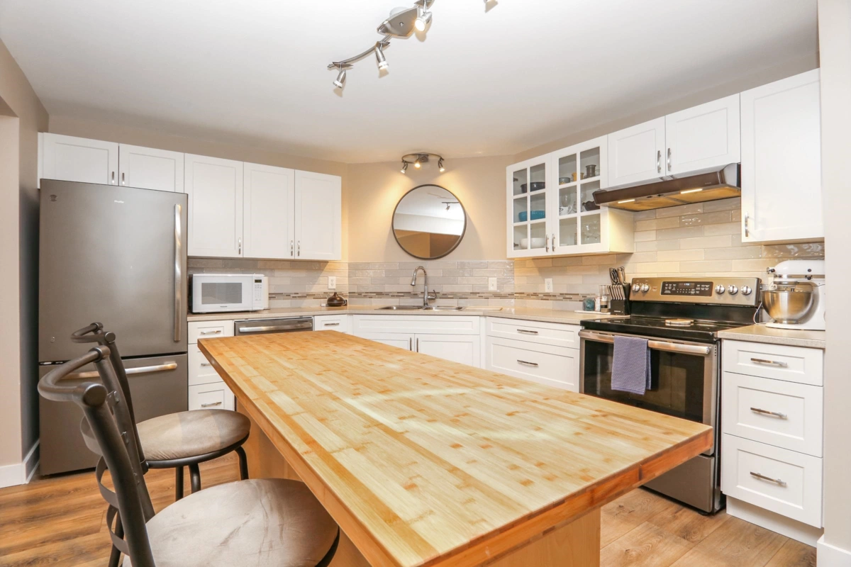 Kitchen Photo of 208 45660 Knight Road, Chilliwack, BC