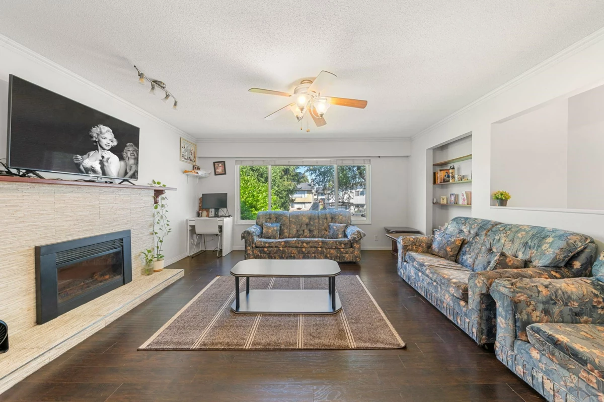 Living Room Photo of 11780 85a Avenue, Delta, BC