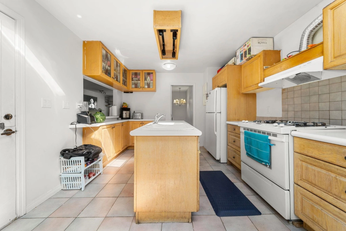 Walk-In Closet Photo of 11780 85a Avenue, Delta, BC