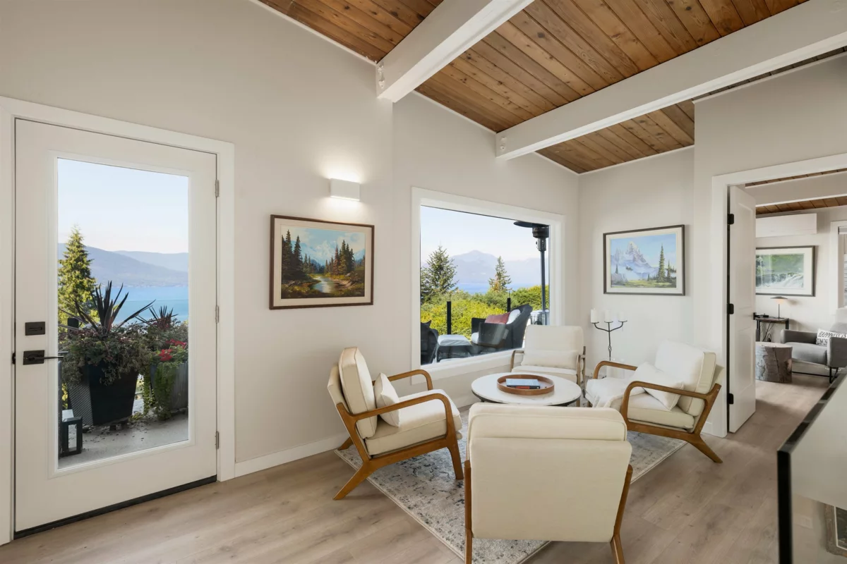 Breakfast Nook Photo of 195 Kelvin Grove Way, Lions Bay, BC