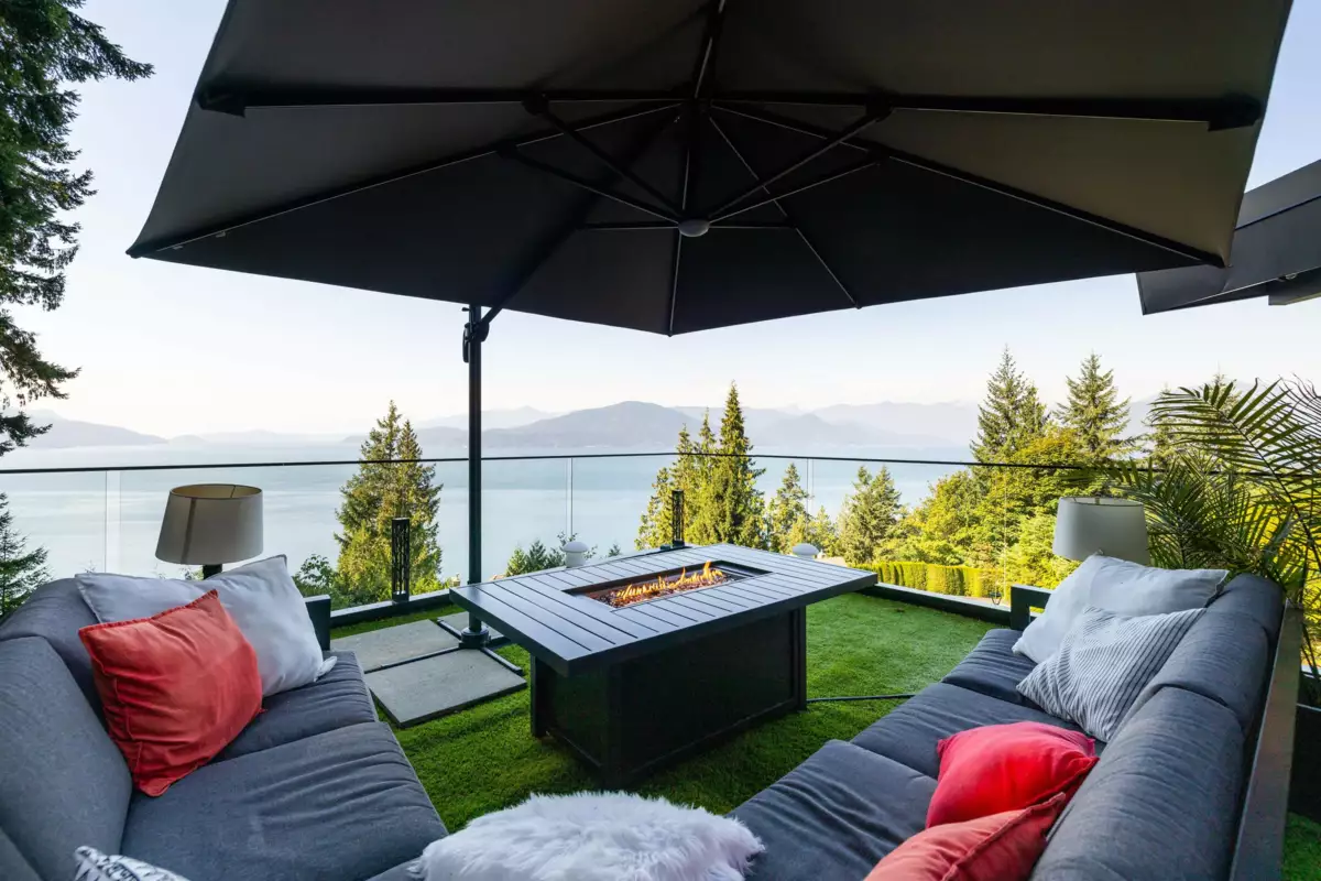 Front Yard Photo of 195 Kelvin Grove Way, Lions Bay, BC