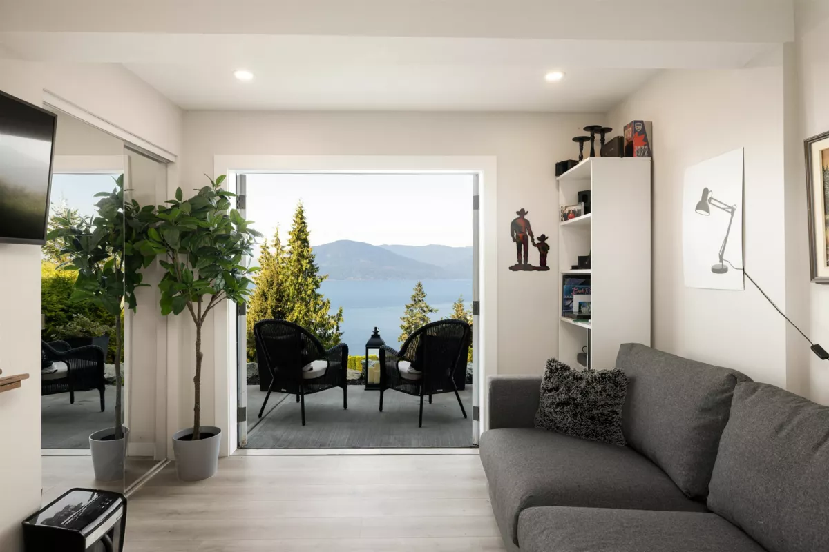 Hallway Photo of 195 Kelvin Grove Way, Lions Bay, BC