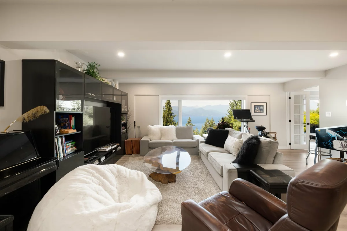 Mudroom Photo of 195 Kelvin Grove Way, Lions Bay, BC