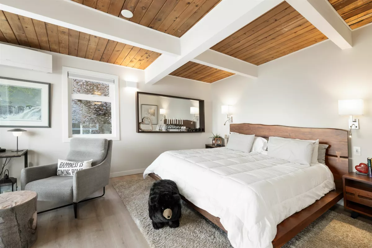 Walk-In Closet Photo of 195 Kelvin Grove Way, Lions Bay, BC