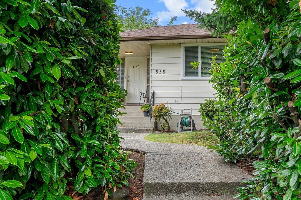Kitchen Island Photo of 535 Holdom Avenue, Burnaby, BC