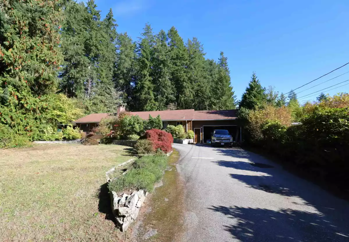 Kitchen Island Photo of 588 Veterans Road, Gibsons, BC