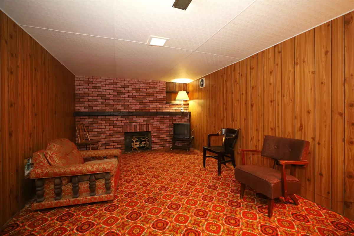 Staircase Photo of 588 Veterans Road, Gibsons, BC