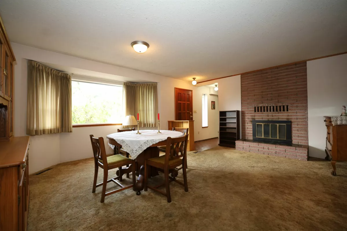 Walk-In Closet Photo of 588 Veterans Road, Gibsons, BC