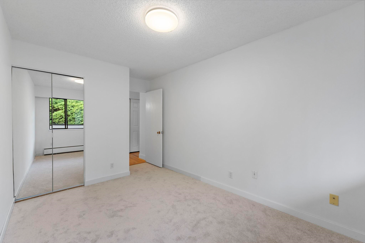 Basement Recreation Room Photo of 304 1360 Martin Street, White Rock, BC