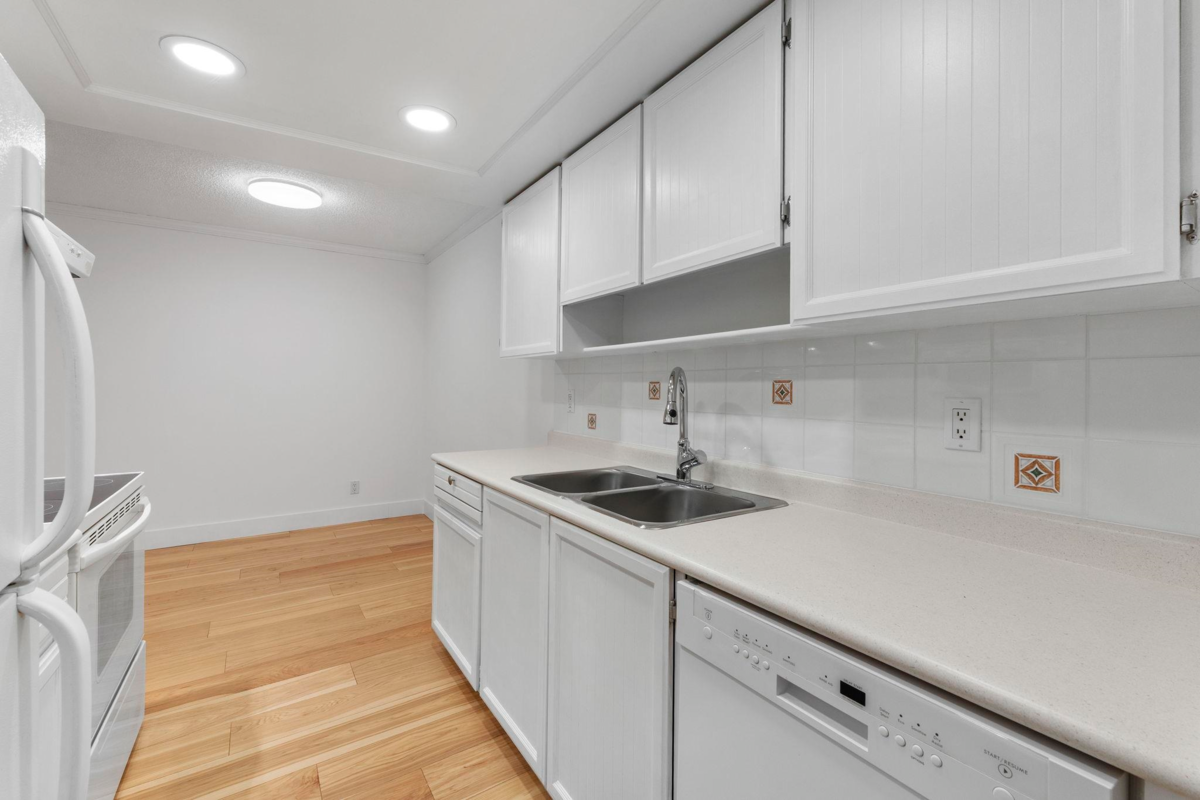 Breakfast Nook Photo of 304 1360 Martin Street, White Rock, BC