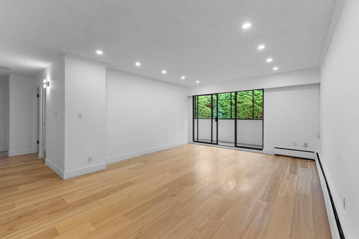 Dining Area Photo of 304 1360 Martin Street, White Rock, BC