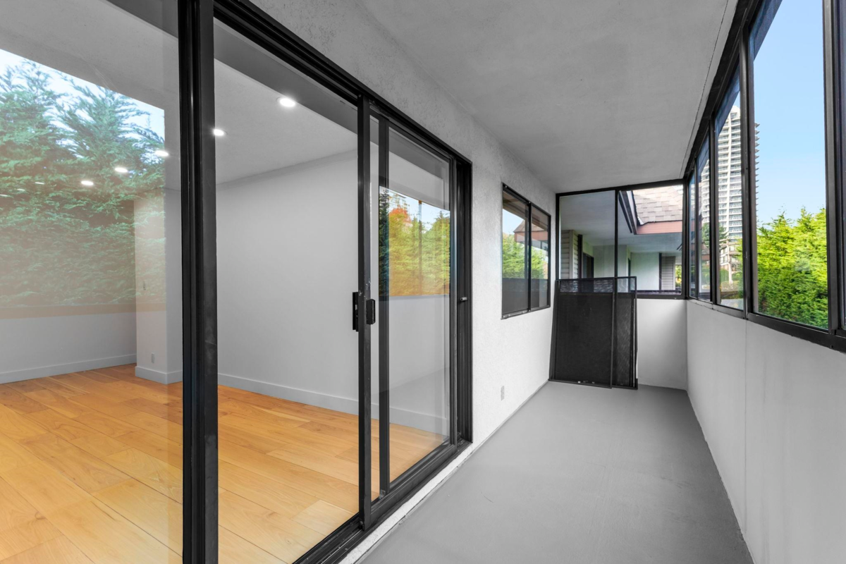 Entry Foyer Photo of 304 1360 Martin Street, White Rock, BC