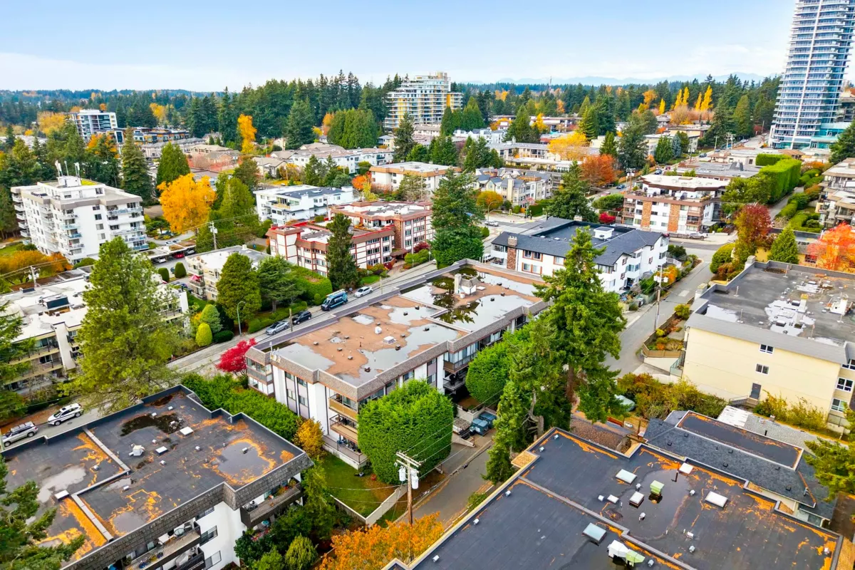 Front Yard Photo of 304 1360 Martin Street, White Rock, BC