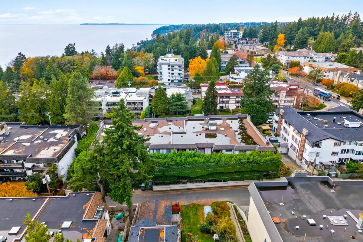 Garden / Landscaping Photo of 304 1360 Martin Street, White Rock, BC