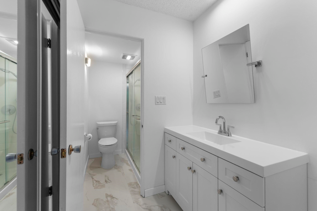 Guest Bathroom Photo of 304 1360 Martin Street, White Rock, BC