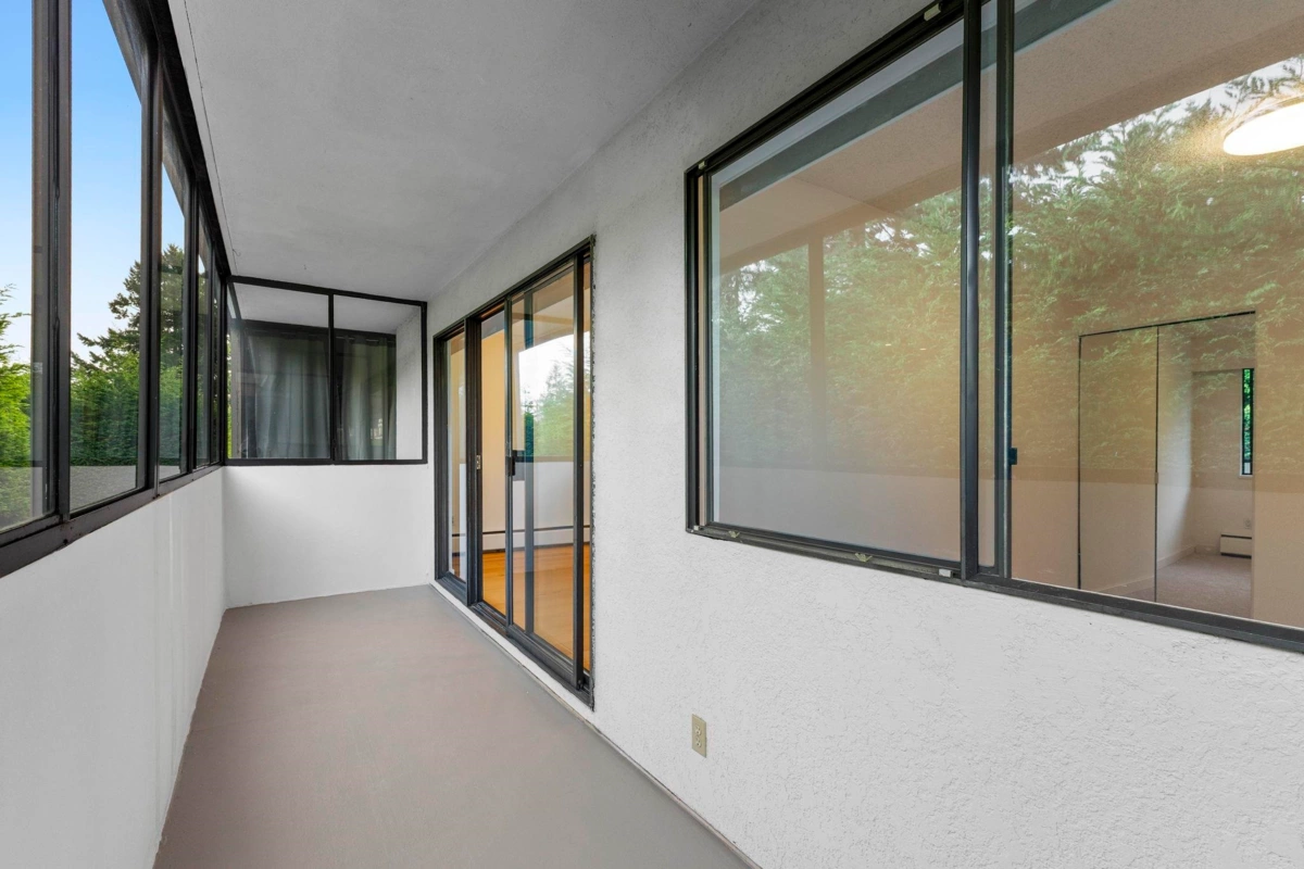Hallway Photo of 304 1360 Martin Street, White Rock, BC