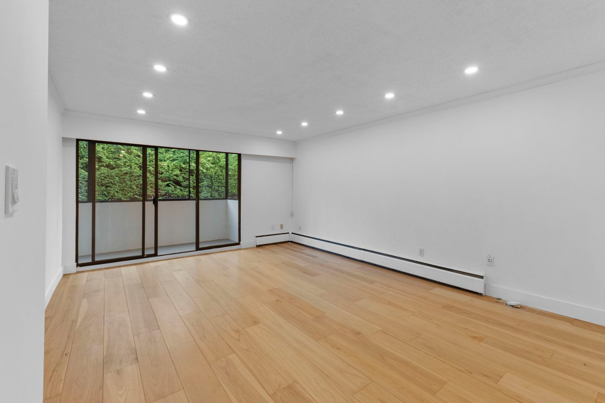 Kitchen Photo of 304 1360 Martin Street, White Rock, BC