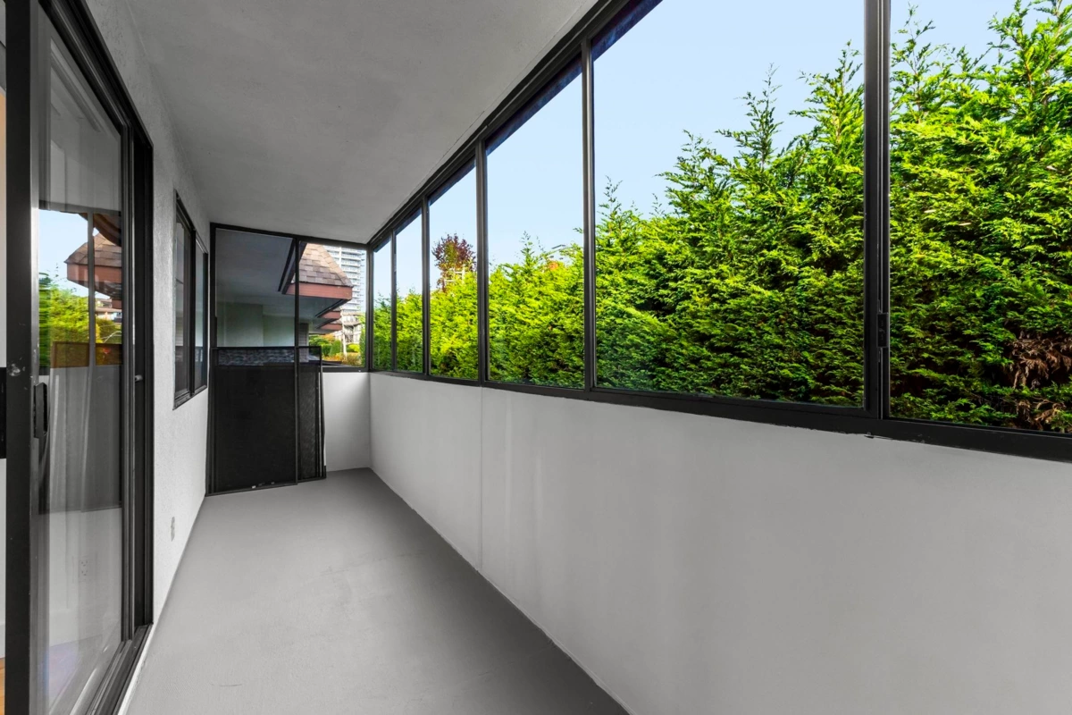 Mudroom Photo of 304 1360 Martin Street, White Rock, BC