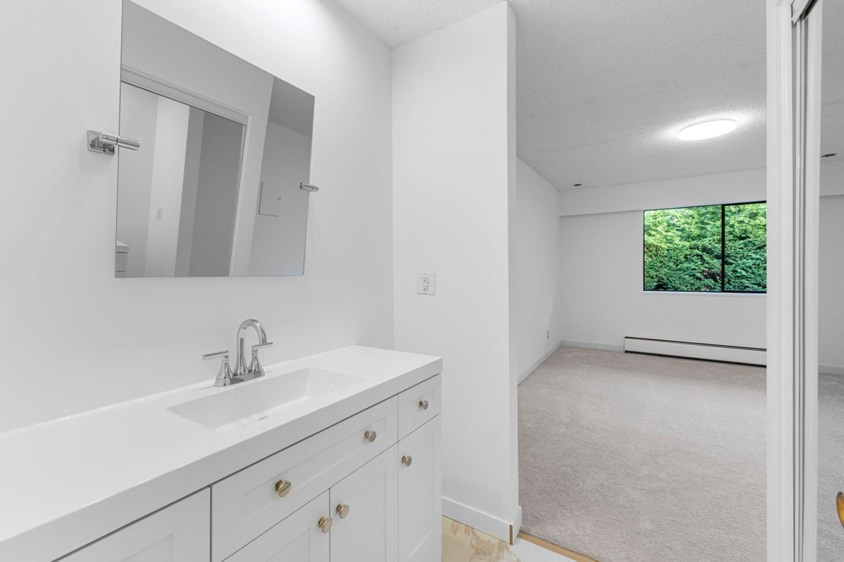 Office / Den Photo of 304 1360 Martin Street, White Rock, BC