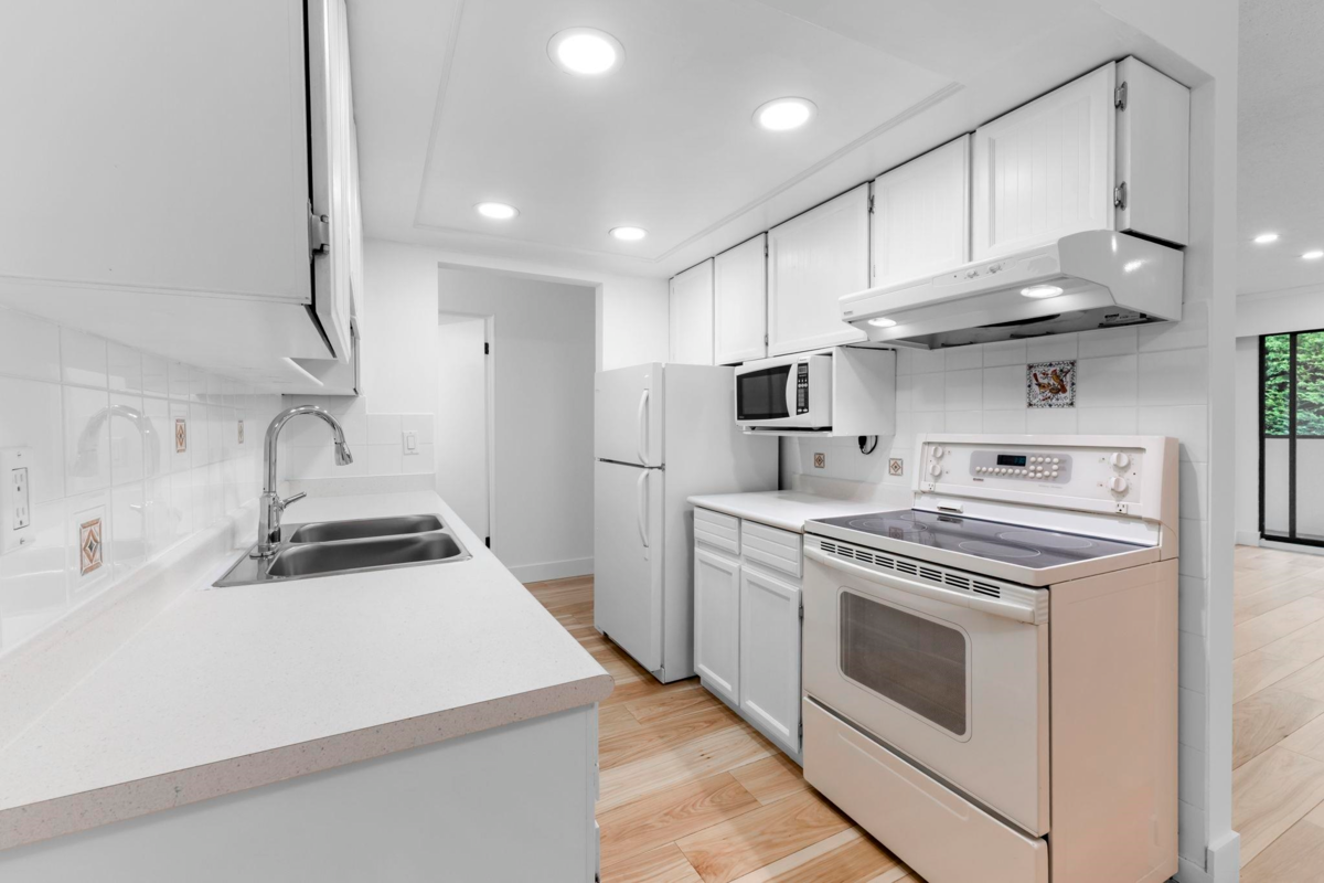 Pantry Photo of 304 1360 Martin Street, White Rock, BC