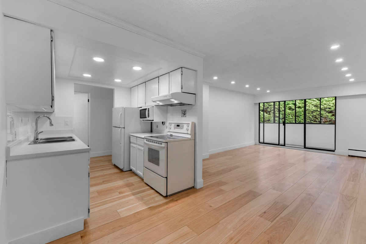 Primary Bathroom Photo of 304 1360 Martin Street, White Rock, BC