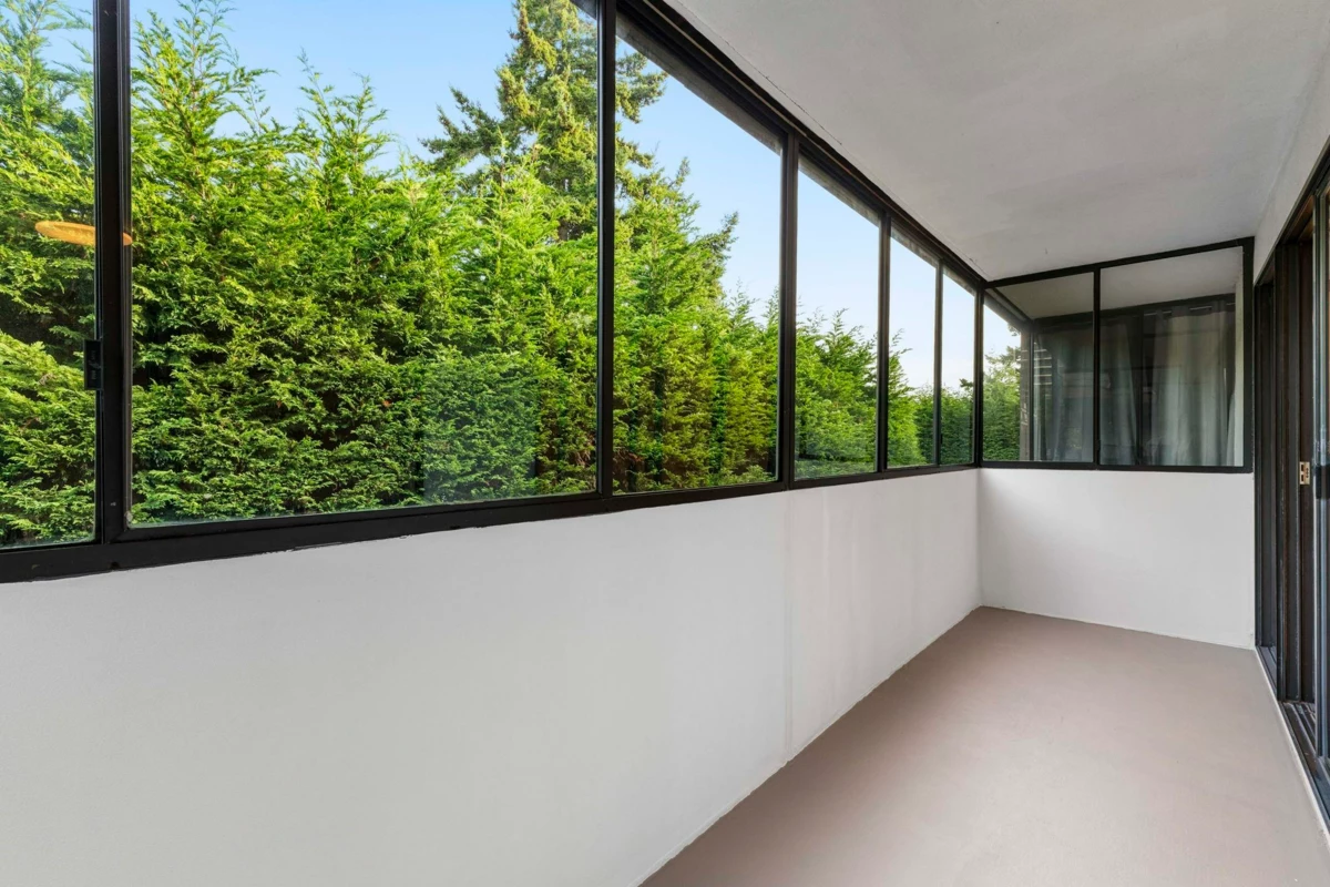 Staircase Photo of 304 1360 Martin Street, White Rock, BC