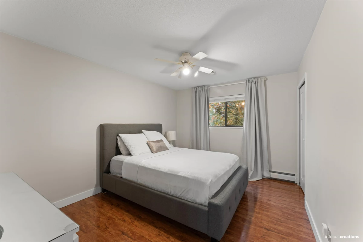 Entry Foyer Photo of 8986 146a Street, Surrey, BC