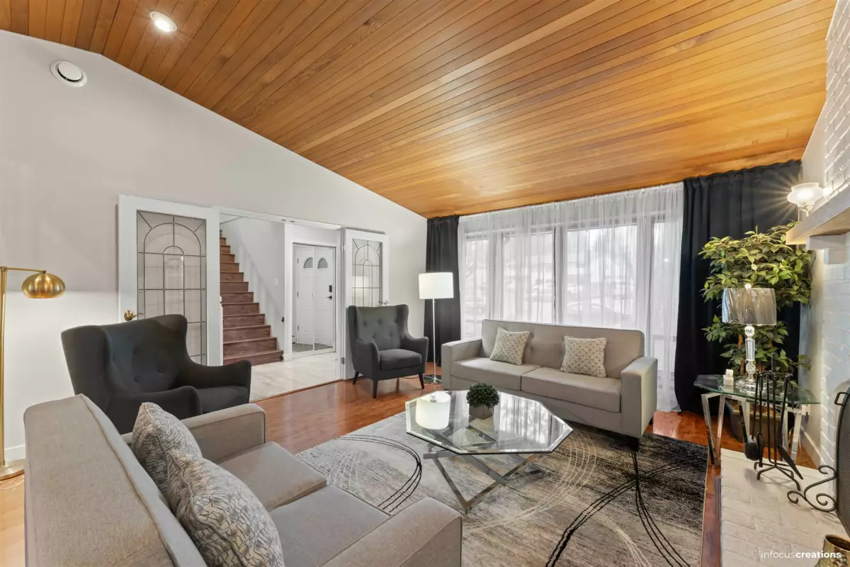 Kitchen Island Photo of 8986 146a Street, Surrey, BC