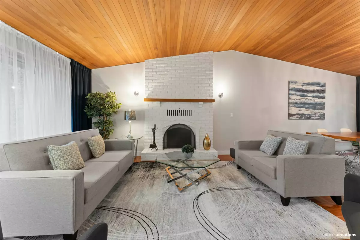 Kitchen Photo of 8986 146a Street, Surrey, BC