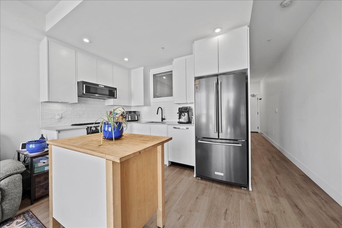 Kitchen Island Photo of 2303 2180 Kelly Avenue, Port Coquitlam, BC