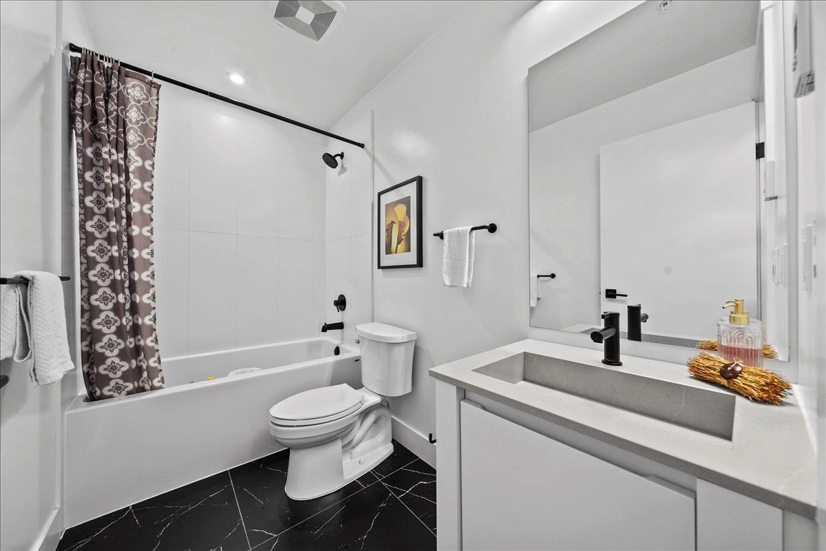 Walk-In Closet Photo of 2303 2180 Kelly Avenue, Port Coquitlam, BC