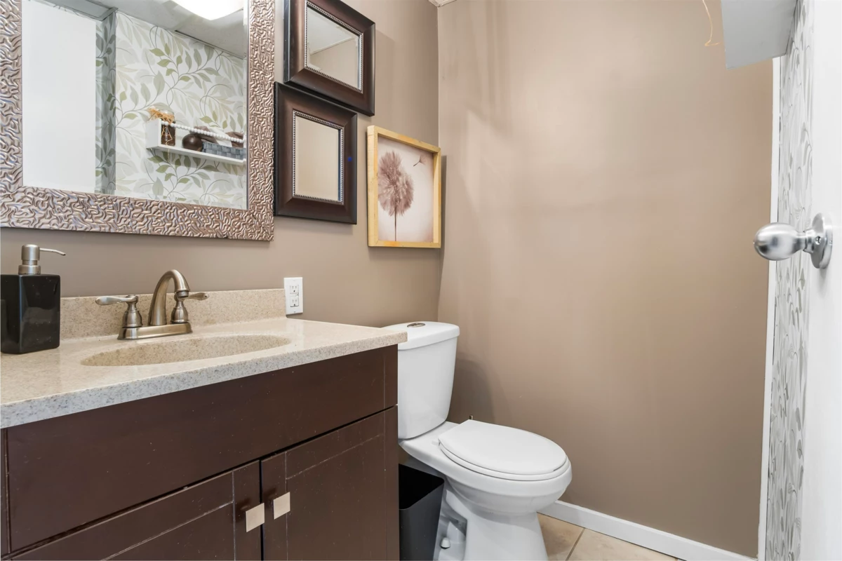 Guest Bathroom Photo of 33219 Best Avenue, Mission, BC
