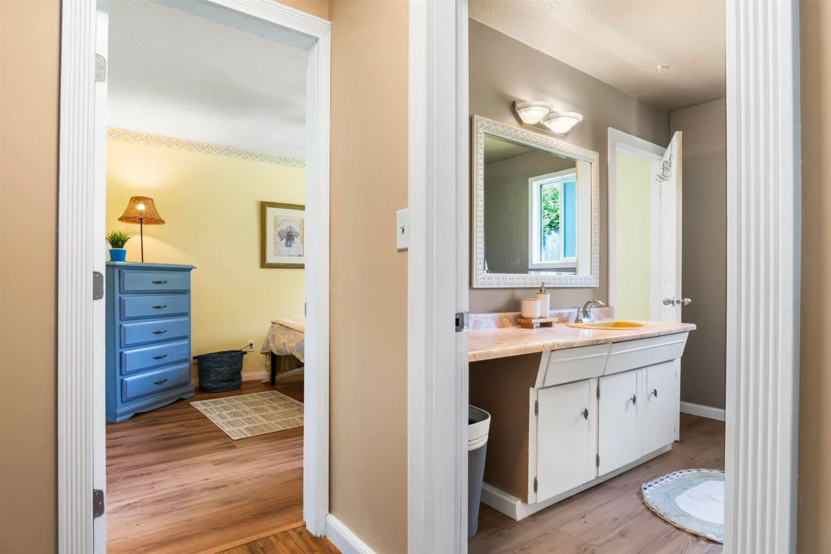 Hallway Photo of 33219 Best Avenue, Mission, BC