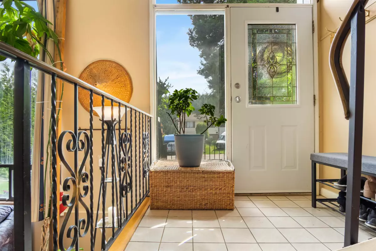 Kitchen Island Photo of 33219 Best Avenue, Mission, BC