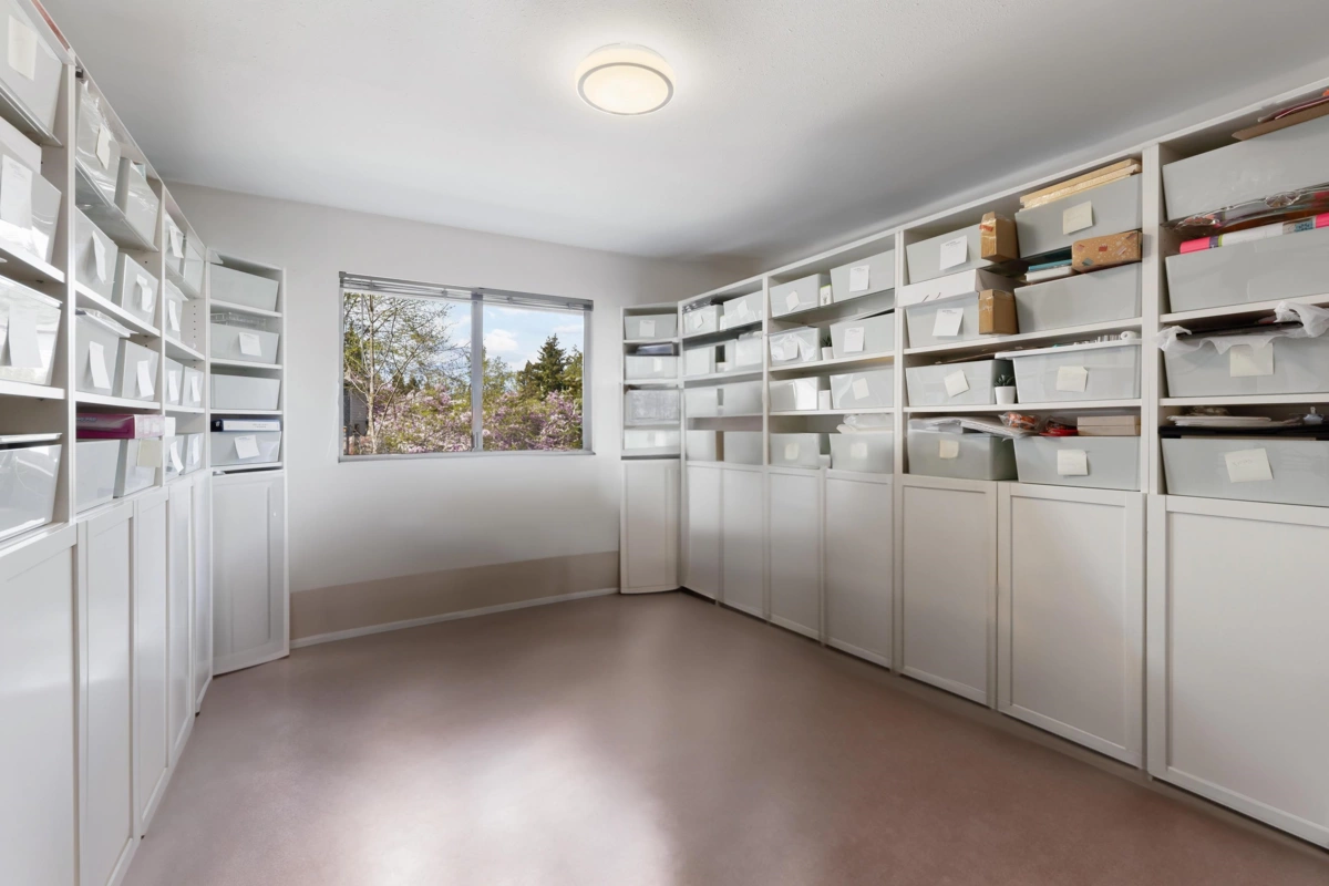 Entry Foyer Photo of 15852 100 Avenue, Surrey, BC