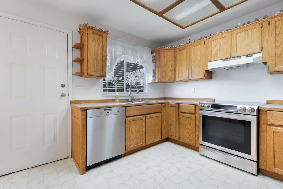 Kitchen Island Photo of 15852 100 Avenue, Surrey, BC