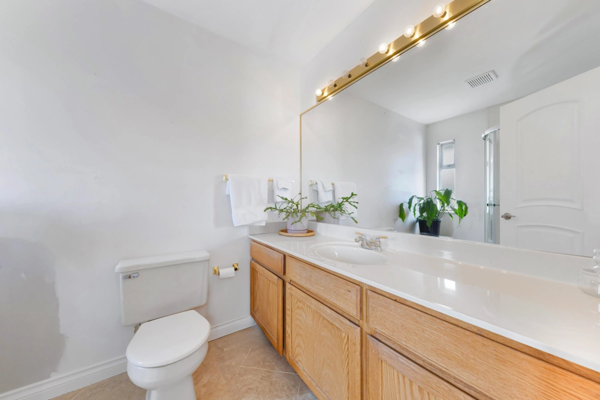 Mudroom Photo of 15852 100 Avenue, Surrey, BC